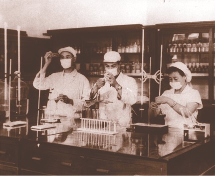 old black and white photo of chinese people mixing herbs in an herbal pharmacy