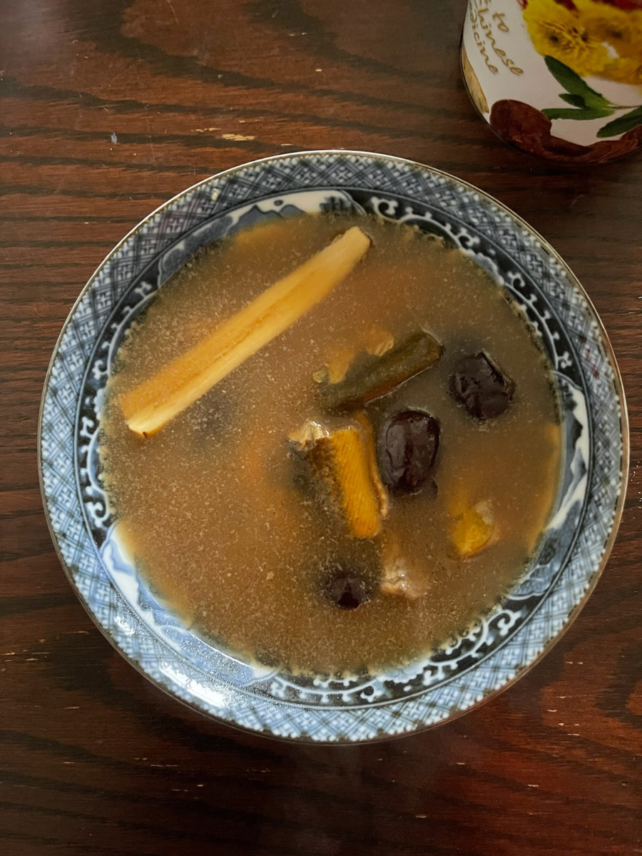Astragalus and eel soup